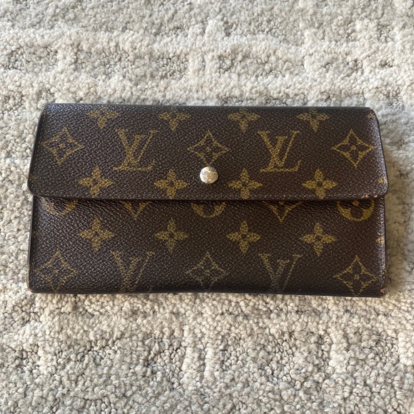 Authentic Louis Vuitton Trifold Wallet with unbranded chain included - Picture 3 of 13